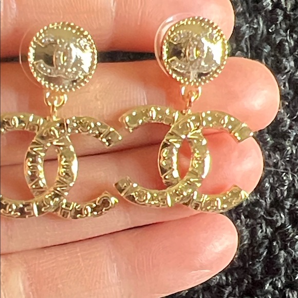 CHANEL Gold CC Logo Earrings - Picture 5 of 11